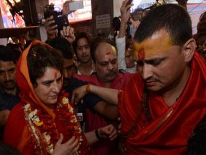 Priyanka Gandhi visits Vindhyavasini temple crowd chants Modi Modi | Video: देवीच्या दर्शनाला गेल्या प्रियंका गांधी; उपस्थितांची मोदींच्या नावानं घोषणाबाजी