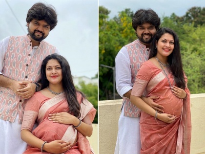 Priyanka Barve announces pregnancy as she shows off baby bump in a happy picture with hubby Sarang Kulkarni | प्रसिद्ध गायिका प्रियंका बर्वेच्या घरी हलणार पाळणा, फोटो शेअर करत चाहत्यांसह शेअर केली GOOD NEWS