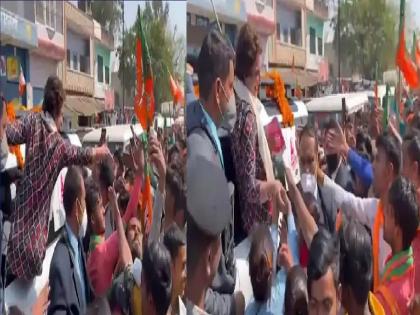 Priyanka Gandhi: Priyanka Gandhi showered flowers on BJP workers in Hardoi, UP | Priyanka Gandhi: प्रियंका गांधींनी भाजप कार्यकर्त्यांवर केली पुष्पवृष्टी, कार्यकर्त्यांनी दिल्या जय श्रीरामच्या घोषणा