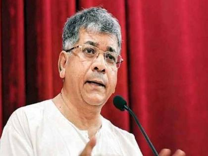 Farmers have to scour within seven to five years - Prakash Ambedkar | शेतकऱ्यांचा सातबारा पाच वर्षांत कोरा करावा - आंबेडकर