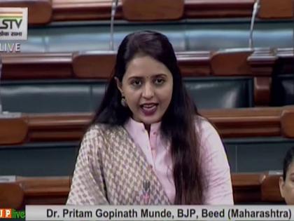 Maratha movement gave the ideal to the world, Pritam Munde speech in Marathi in lok sabha | मराठा आंदोलनाचं श्रेय एकट्या मुख्यमंत्र्यांच नाही, संसदेत प्रितम मुंडेंचं मराठीत भाषण