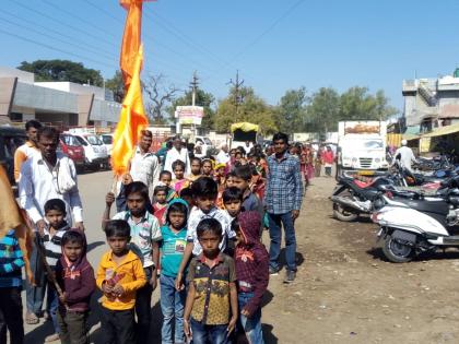 Sidhling Shivacharya's procession in Shirpur |  शिरपूर येथे मठाधिपती सिद्धलिंग शिवाचार्य महाराजांची मिरवणूक