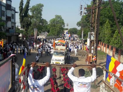 Vibrant attention from rally day! | धम्मचक्र प्रवर्तन दिन मिरवणुकीने वेधले लक्ष!