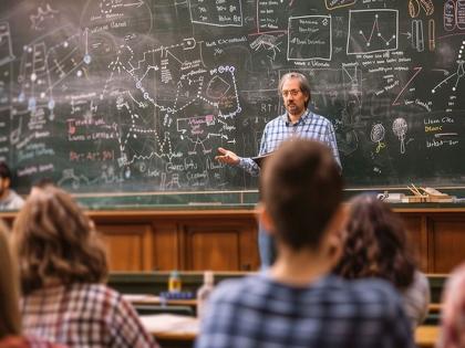 राज्यात प्राध्यापकांच्या १२ हजारांपेक्षा जास्त जागा रिक्त; पीएच.डी., नेट, सेट असूनही अनेक प्राध्यापक कंत्राटी - Marathi News | More than 12,000 professor posts vacant in the state; Many professors are on contract despite having Ph.D., NET, SET | Latest maharashtra News at Lokmat.com