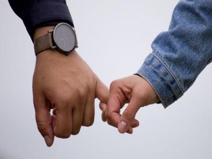 Promise Day : Top 6 promises for couples to make as a gift for | Promise Day : पार्टनरला 'या' गोष्टींचं प्रॉमिस केलं तर होईल तुमच्यावर प्रेमाचा वर्षाव!