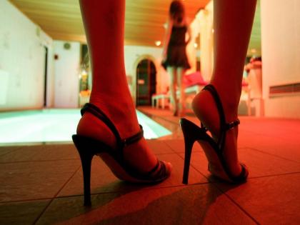 prostitution under the name of spa center exposed in pune 6 rescued including 4 foreign girls | पुणे : स्पा सेंटरच्या नावाखाली वेश्या व्यवसायाचा पर्दाफाश; ४ परदेशी तरुणींसह ६ जणींची सुटका