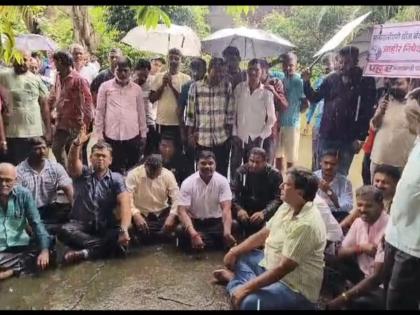 Protest against Mahavitaran in Ulhasnagar continues in heavy rain | उल्हासनगरात महावितरणच्या विरोधात प्रहारचं भर पावसात ठिय्या आंदोलन Protest against Mahavitaran in Ulhasnagar continues in heavy rain | उल्हासनगरात महावितरणच्या विरोधात प्रहारचं भर पावसात ठिय्या आंदोलन