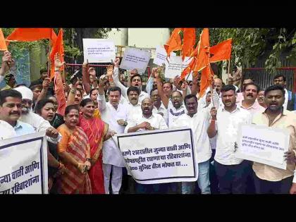 Give free electricity up to 300 units to the citizens of Jodpatti, Uddhav Sena protests outside Mahadistribution office in Thane | झोडपट्टीतील नागरीकांना ३०० युनिट पर्यंत मोफत वीज द्या, उध्दव सेनेचे ठाण्यात आंदोलन