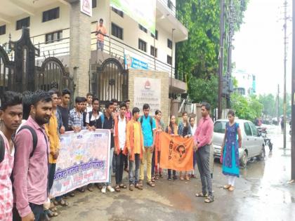 Protest to postpone student council elections | विद्यार्थी परिषदेच्या निवडणुका पुढे ढकलण्याच्या निषेधार्थ जळगावात निषेध