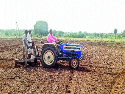 Sowing starts even when there is no rain | पाऊस नसतानाही पेरणी सुरू