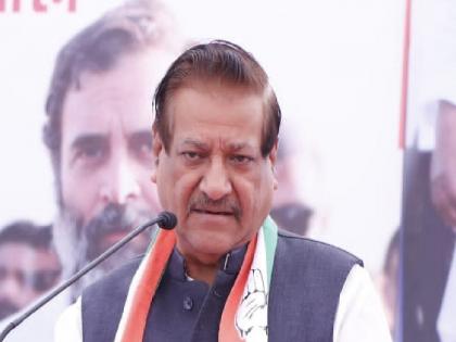 In BJP half of the MLAs belong to Congress says Congress leader Prithviraj Chavan | Prithviraj Chavan: भाजपामध्ये निम्मे आमदार काँग्रेसचेच, पृथ्वीराज चव्हाणांनी लगावला टोला