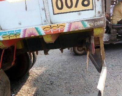 Satara: Old to old people killed when they were found in a truck at Earth Chowk in Phaltan; | सातारा :फलटणच्या पृथ्वी चौकात ट्रक खाली सापडल्याने वृध्द ठार, वाहतुकीच्या दृष्टीने धोकादायक चौकात अपघात 