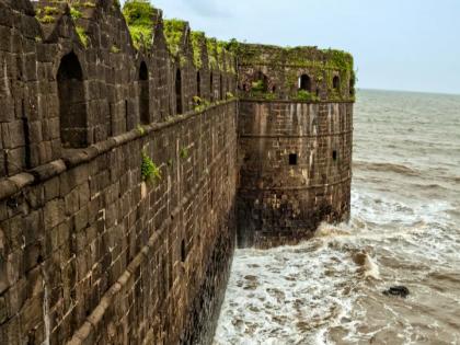 District administration's U-turn regarding Murud fort, ban order withdrawn | मुरुड किल्ल्याबाबत जिल्हा प्रशासनाचा यु-टर्न, बंदी आदेश घेतला मागे