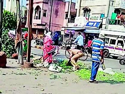 PSI's inquiry into throwing vegetables on the road | भाजी रस्त्यावर फेकणार्‍या पीएसआयची चौकशी