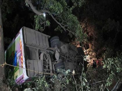 Bus crash kills child; 16 injured, incident in Kashedi Ghat | बस दरीत कोसळून मुलाचा मृत्यू; १६ जण जखमी, कशेडी घाटातील घटना