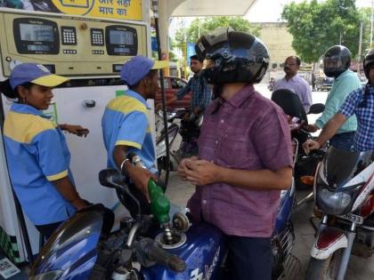 Petrol Prices Can't Be Raised Above Rs 99.99/litre Because Machines Can't Display The Figure! | मशिनमध्येच सोय नसल्याने 99.99 पेक्षा जास्त पेट्रोल महाग करता येणार नाही