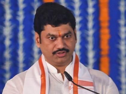 Two groups in the NCP over dhananjay Munde's resignation | मुंडेंच्या राजीनाम्यावरून राष्ट्रवादीमध्ये दोन गट