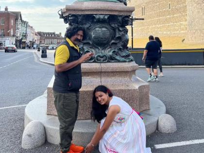 Snehal Tarde touched feet of husband Pravin Tarde at London | लंडनच्या रस्त्यावर स्नेहल तरडे पडल्या प्रवीण यांच्या पाया, का ते जाणून घ्या?