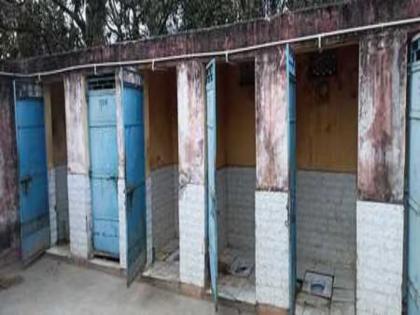 When will the toilets in the slums be cleaned? | Mumbai: झोपडपट्ट्यांमधील शौचालये स्वच्छ होणार तरी कधी? अस्वच्छतेमुळे नागरिकांचे आरोग्य धोक्यात When will the toilets in the slums be cleaned? | Mumbai: झोपडपट्ट्यांमधील शौचालये स्वच्छ होणार तरी कधी? अस्वच्छतेमुळे नागरिकांचे आरोग्य धोक्यात