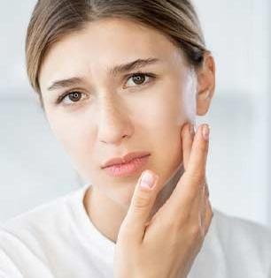 चेहऱ्यावरील सूज कमी करण्यासाठी करा 'हे' सोपे उपाय, चेहरा दिसेल टोन्ड आणि तजेलदार!