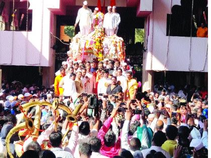  7 lakh devotees for Sagiri's rituals - Vedavati Tiruri Vishavla Jansagar | सेवागिरी रथोत्सवासाठी ७ लाख भाविक - वेदावती तीरी विसावला जनसागर