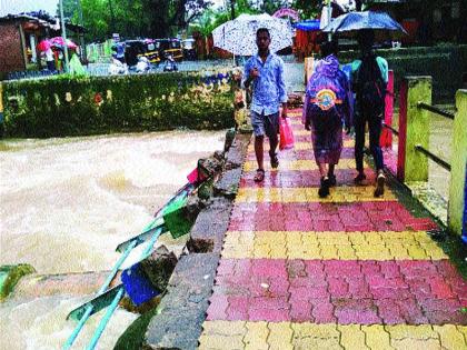 The bridge leading to the Shiva Temple is dangerous | शिव मंदिराकडे जाणारा पूल धोकादायक