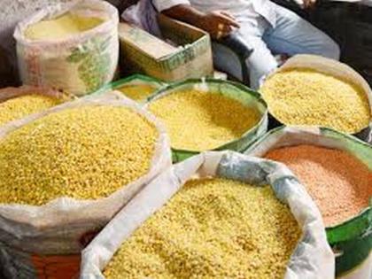 After edible oil, now the price of pulses has also increased | खाद्यतेलानंतर आता डाळींचे भावही भिडले गगनाला