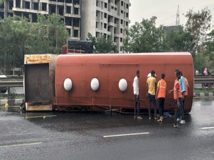 Accident near Navale Bridge; Tanker overturned, twenty-four thousand liters of coconut oil on the road | नवले पुलाजवळ अपघात; टँकर उलटला, चोवीस हजार लिटर खोबरेल तेल रस्त्यावर