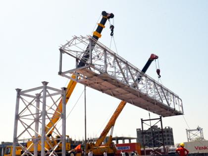 On The Spot; In just 12 hours, a 170-foot iron bridge was built; Four cranes stabilized at 45 feet, 80 tons of steel! | On The Spot; अवघ्या बारा तासात उभारला गेला १७० फुटी लोखंडी पूल; चार क्रेनमधून ४५ फूट उंचावर स्थिरावला ८० टनी सांगाडा !