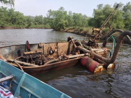 The revenue department submerged the suction pump at Mhapral | म्हाप्रळ येथे महसूल विभागाने सक्शन पंप बुडविला