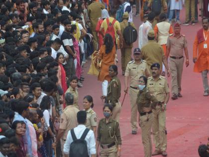 Pune Ganpati Festival obstacles to the procession, poor planning by the police, no control over the crowd, failure to mediate with the mandals | Pune Ganpati Festival : मिरवणुकीला अडथळे, पोलिसांचे ढिसाळ नियोजन, गर्दीवर नियंत्रणच नाही, मंडळांशीही मध्यस्थी करण्यात अपयश Pune Ganpati Festival obstacles to the procession, poor planning by the police, no control over the crowd, failure to mediate with the mandals | Pune Ganpati Festival : मिरवणुकीला अडथळे, पोलिसांचे ढिसाळ नियोजन, गर्दीवर नियंत्रणच नाही, मंडळांशीही मध्यस्थी करण्यात अपयश