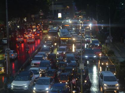 PUNE RAIN Went out for vacation and got stuck in a rut due to rain. | PUNE RAIN : पुण्यात मुसळधार; पुणेकर सुटीसाठी बाहेर पडले अन् पावसांमुळे कोंडीत अडकले PUNE RAIN Went out for vacation and got stuck in a rut due to rain. | PUNE RAIN : पुण्यात मुसळधार; पुणेकर सुटीसाठी बाहेर पडले अन् पावसांमुळे कोंडीत अडकले