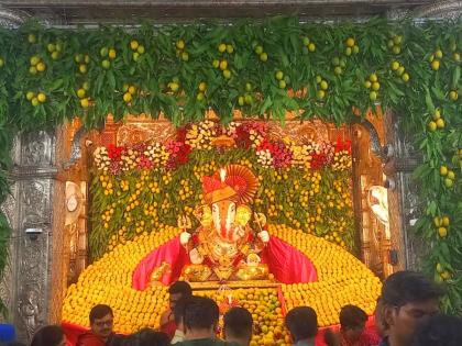 Dagdusheth Ganapati of Pune decorated with 11 thousand mangoes on the auspicious occasion of Akshaya Tritiya | 'दगडूशेठ' गणपतीला अक्षय्य तृतीयेच्या मुहूर्तावर ११ हजार आंब्यांचा महानैवेद्य!