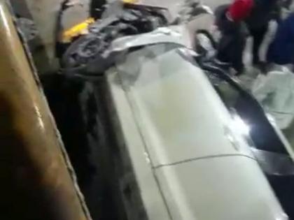 in pune car crashed from Garware Bridge fells into underground road | कुत्र्यांना वाचवण्याच्या प्रयत्नात कारला अपघात; पुलावरून भुयारी मार्गात कोसळली