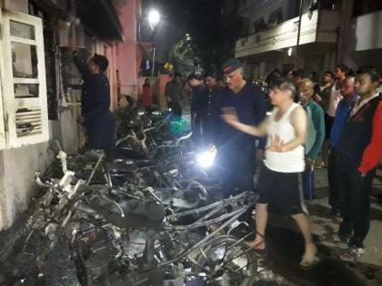 8 bikes of fire burned in Sadashiv Peth in Pune | पुण्यातील सदाशिव पेठेत अज्ञातानं जाळल्या 8 दुचाकी