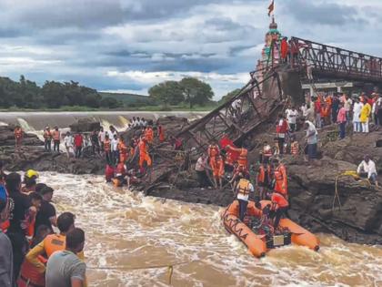 pune maval bridge collapse News Updates Today | Pune Bridge Collapse: पुलाखाली अडकलेल्यांना काढले; पुलाचा सांगाडा काढण्यास चार क्रेन pune maval bridge collapse News Updates Today | Pune Bridge Collapse: पुलाखाली अडकलेल्यांना काढले; पुलाचा सांगाडा काढण्यास चार क्रेन