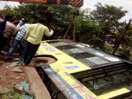 The driver lost control, the bus collapsed on the bridge in Pune | पुण्यात वारजे पुलावरून बस कोसळली; १७ जण जखमी, एक गंभीर