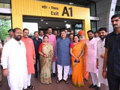 Medha Kulkarni's presence to welcome Union Minister Nitin Gadkari; After the displeasure, political developments speed up | केंद्रीय मंत्री नितीन गडकरींच्या स्वागतासाठी मेधा कुलकर्णी उपस्थित; नाराजीनंतर राजकीय घडामोडींना वेग