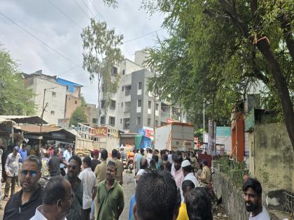 Four persons seriously injured by electric shock during the procession Incident at Anand Park in Vadgaonsheri  | जुलूस मिरवणुकीत चार जणांना विजेचा धक्का लागल्याने गंभीर जखमी; वडगावशेरीतील आनंद पार्कमधील घटना 