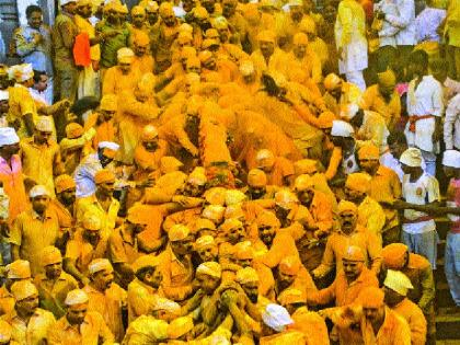 Mardani Dasara for 15 hours color, marine ferry traveled outside the Gadkota for seamling | १५ तास रंगला मर्दानी दसरा, सीमोल्लंघनासाठी गडकोटाबाहेर बंदुकीच्या फैरींच्या सलामीत कूच