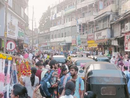 Pune: Crowds, queues of vehicles lined up for Diwali shopping on Saturday | Pune: शनिवारी दिवाळीच्या निमित्ताने खरेदीसाठी झुंबड, वाहनांच्या रांगाच रांगा 