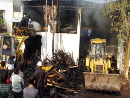 fire breaks out in pune bopodi | बोपोडीतील लाकडाच्या वखारीला भीषण आग