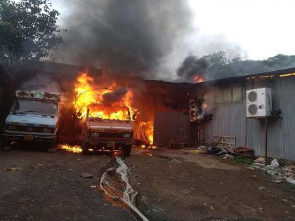 Heavy fire broke out in Yeolawadi warehouse in Pune | पुण्यातील येवलेवाडीत गोदामांना भीषण आग