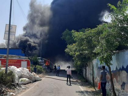 Huge fire at a scrap shop in Vadgaonsheri; Burn down the shop | Pune : वडगावशेरीत भंगार दुकानाला भीषण आग, दुकान जळून खाक