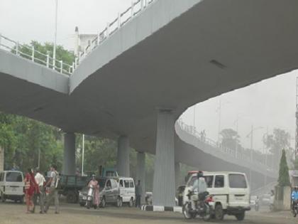 To demolish the flyover at Pune University Chowk ; Mla and administration permission | पुणे विद्यापीठ चौकातील उड्डाणपुलावर लवकरच पडणार हातोडा ; सर्वपक्षीय आमदार, प्रशासनाची तत्वत: मान्यता