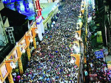  The crowd gathered to see the scenes due to the release of rain and rain | सलग सुट्या व पावसाने दिलेल्या उघडिपीमुळे देखावे पाहण्यासाठी उसळली गर्दी