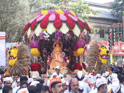 Mangalmurti MoryaSplendid procession from lion chariot Dagdusheth ganpati enthroned in Jatoli Shiva temple | मंगलमूर्ती मोरया! सिंह रथातून दिमाखदार मिरवणूक, श्रीमंत दगडूशेठ जटोली शिवमंदिरात विराजमान