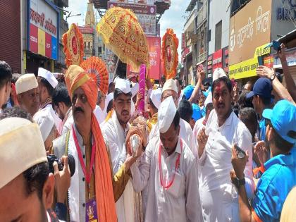 kasba ganpati A glorious procession in Pune begins with the sound of drums | पुण्यात वैभवशाली मिरवणुकीला ढोल ताशांच्या गजरात सुरुवात; मानाचा पहिला कसबा गणपती समाधान चौकातून मार्गस्थ 