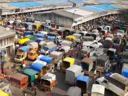 CoronaVirus Pune News social distancing goes for a toss in market yard crowd gathers for gudi padwa shopping | CoronaVirus Pune News: गुढीपाडव्याच्या खरेदी निमित्त पुण्याच्या मार्केट यार्डमध्ये गर्दीच गर्दी