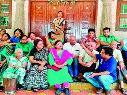 Stands in front of the mayor's bungalow for water | पाण्यासाठी महापौरांच्या बंगल्यासमोर ठिय्या